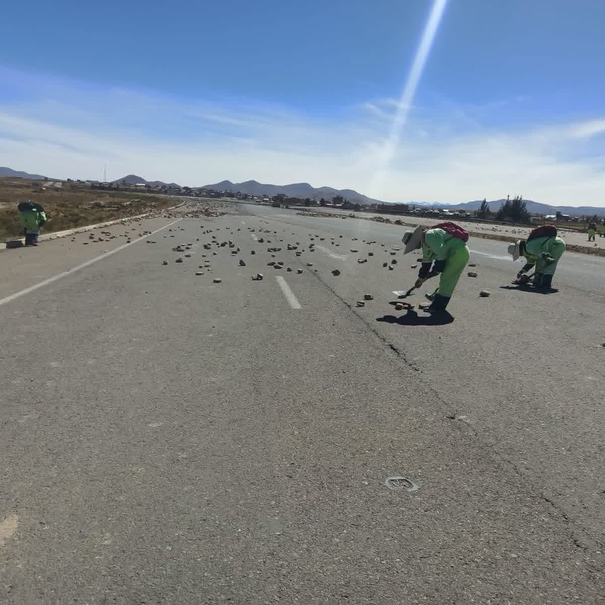 CarreterasBo's tweet photo. Por instrucción del Ministro de Obras Públicas, Mauricio Zamora, ABC trabaja a toda máquina en la limpieza de vías que permanecían bloqueadas. Los camiones y otros vehículos circulan poco a poco en la ruta La Paz - Oruro.

Hacemos las cosas DIFERENTES!

#SiempreBolivia https://t.co/cLNexKb3iW