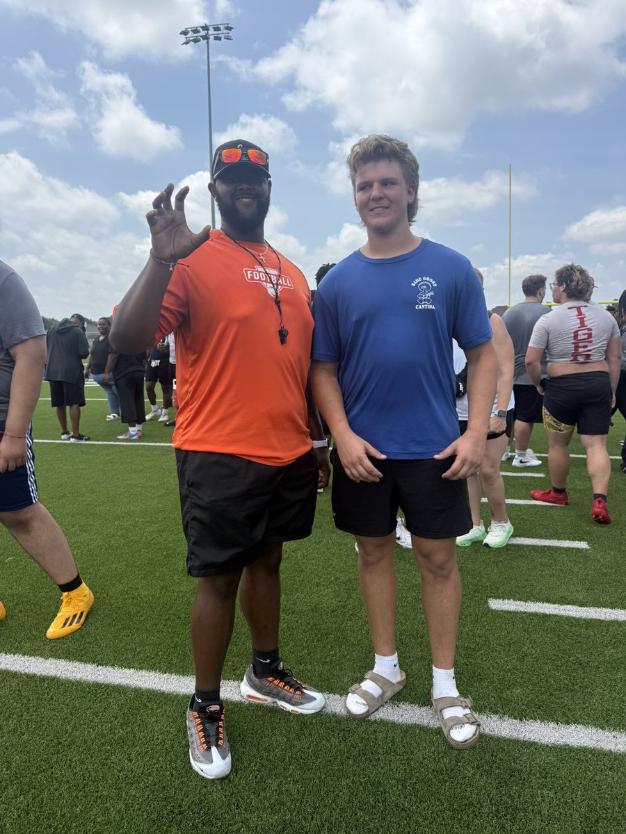 ashtonlass_74's tweet photo. Had a great time at he Ecu camp today I can’t wait to go to the next one I got to meet some incredible coaches and talk to them hope to talk soon
@CoachMetevia01 
@CoachPeterGray 
@CoachGGoff 
@Coach__Hinson 
@tysonjohnsonn 
@CrownCollegeFB @CoachFWilliams 
@SachseStangs https://t.co/8hGNAcHEaU