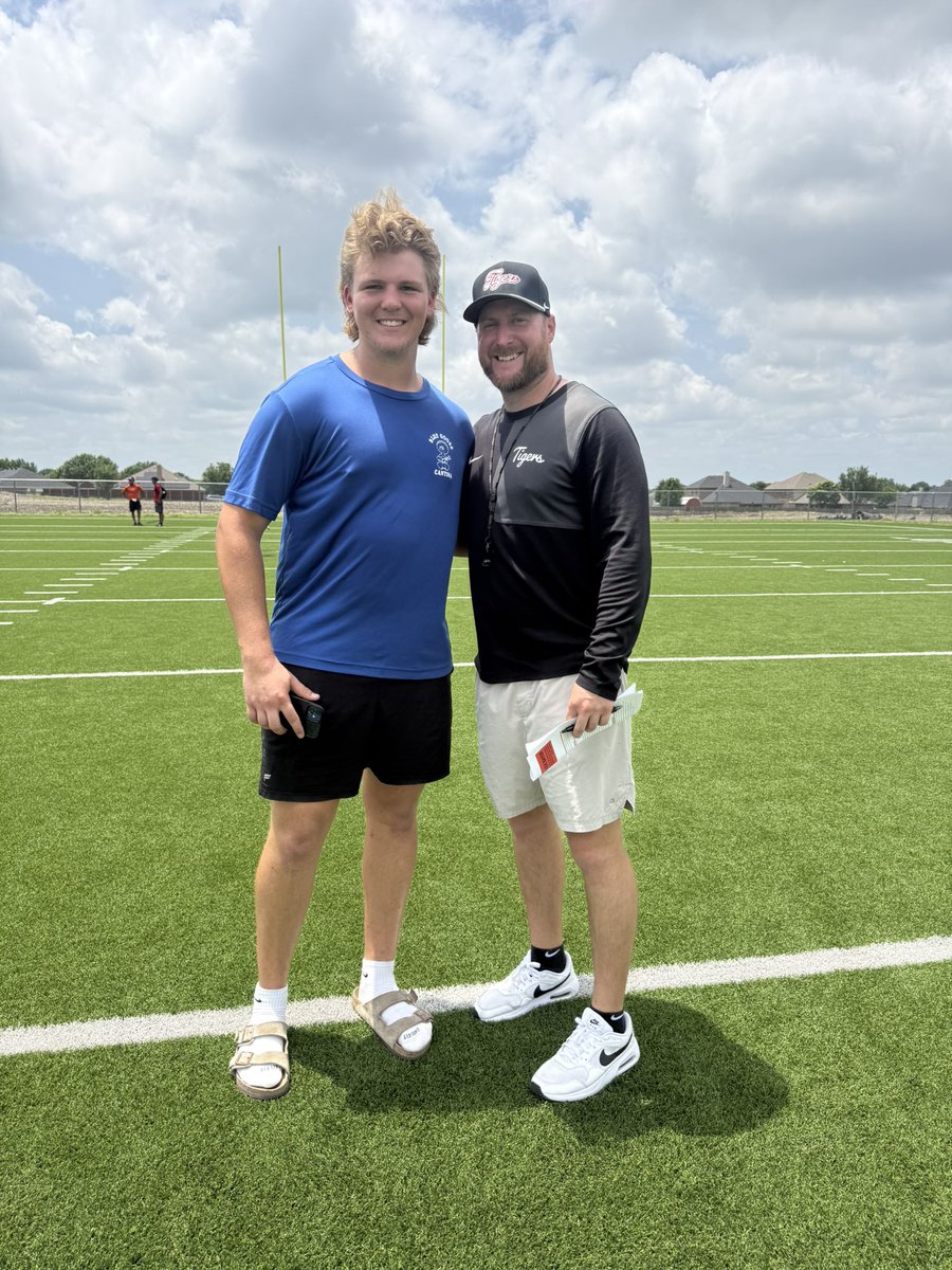 ashtonlass_74's tweet photo. Had a great time at he Ecu camp today I can’t wait to go to the next one I got to meet some incredible coaches and talk to them hope to talk soon
@CoachMetevia01 
@CoachPeterGray 
@CoachGGoff 
@Coach__Hinson 
@tysonjohnsonn 
@CrownCollegeFB @CoachFWilliams 
@SachseStangs https://t.co/8hGNAcHEaU