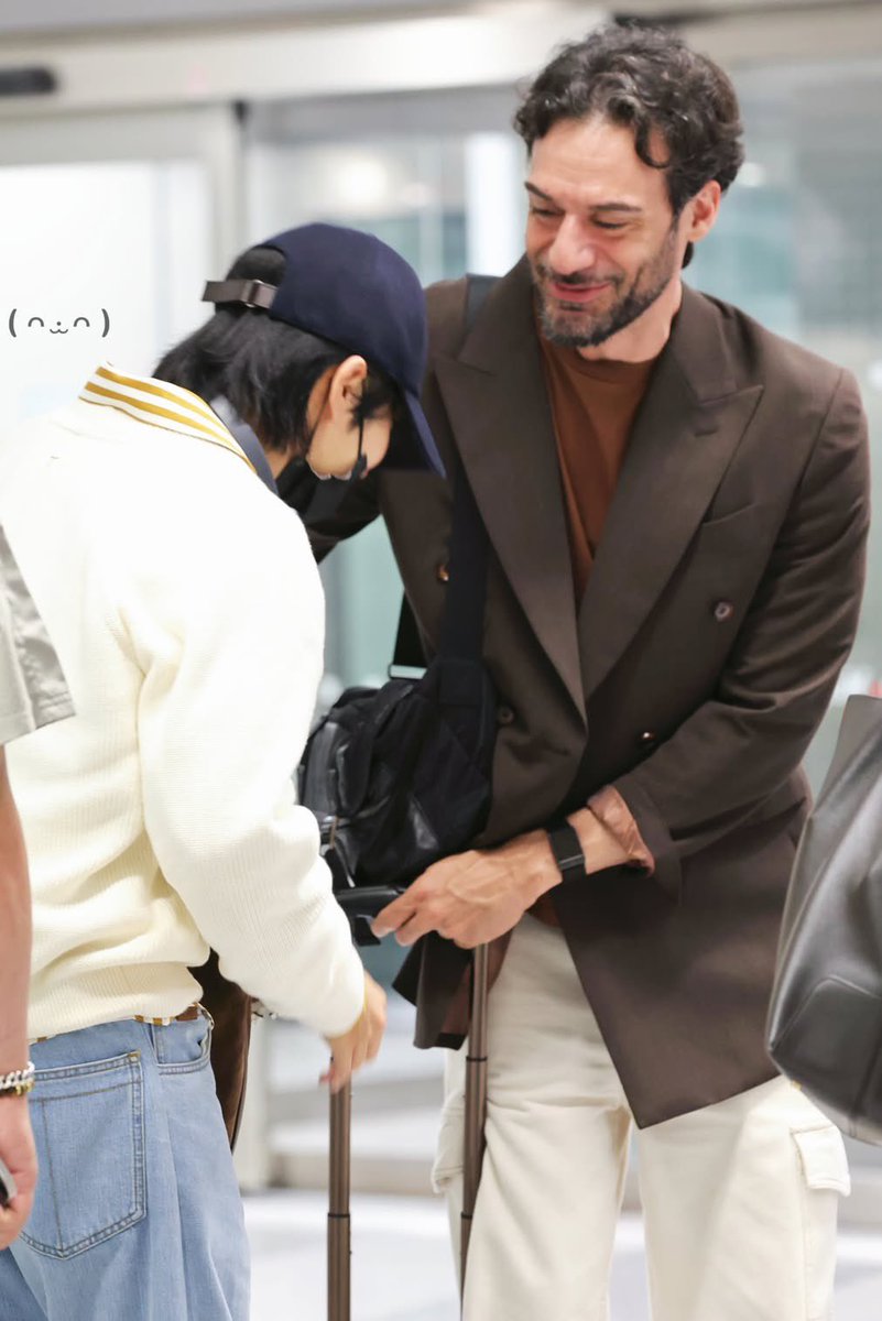 mixxsung's tweet photo. you can tell the Tods staff adore Han because wdym they literally sent the country manager to personally pick him up from the airport? 😭 Han is genuinely so lovable I can't even blame them

MILANO ACCOGLIE HAN
#HANxTods @Tods https://t.co/8uH2WhJbl6