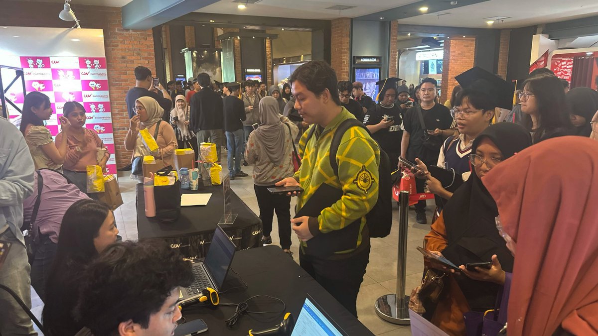 muse_indonesia's tweet photo. Assassination Classroom the Movie: Our Time Graduation Screening resmi berakhir kemarin.

SELAMAT ATAS KELULUSAN S2-NYA DI FAN SCREENING KEMARIN! 🥳🎓 https://t.co/OVcu9rsbqH