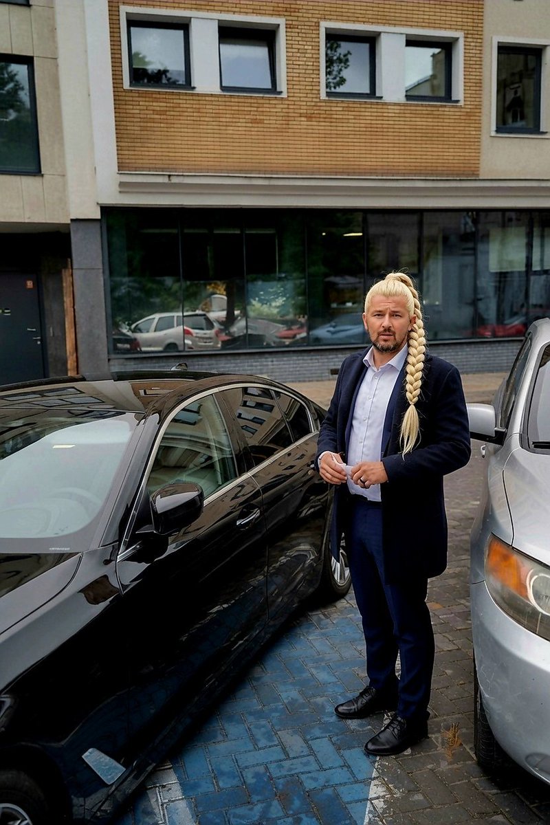 EdoMarcin's tweet photo. Syn Marty Wcisło, choć w pełni sprawny, stanął swym BMW na niebieskiej kopercie dla niepełnosprawnych.
Jak widać ludzie Tuska potrzebują już nie tylko swoich saloników VIP ale również parkingów VIP.
W szpitalu zabrano salę chorym, żeby oddać ją działaczom KO, a teraz będą zabierać miejsca postojowe niepełnosprawnym i oddawać działaczom KO.