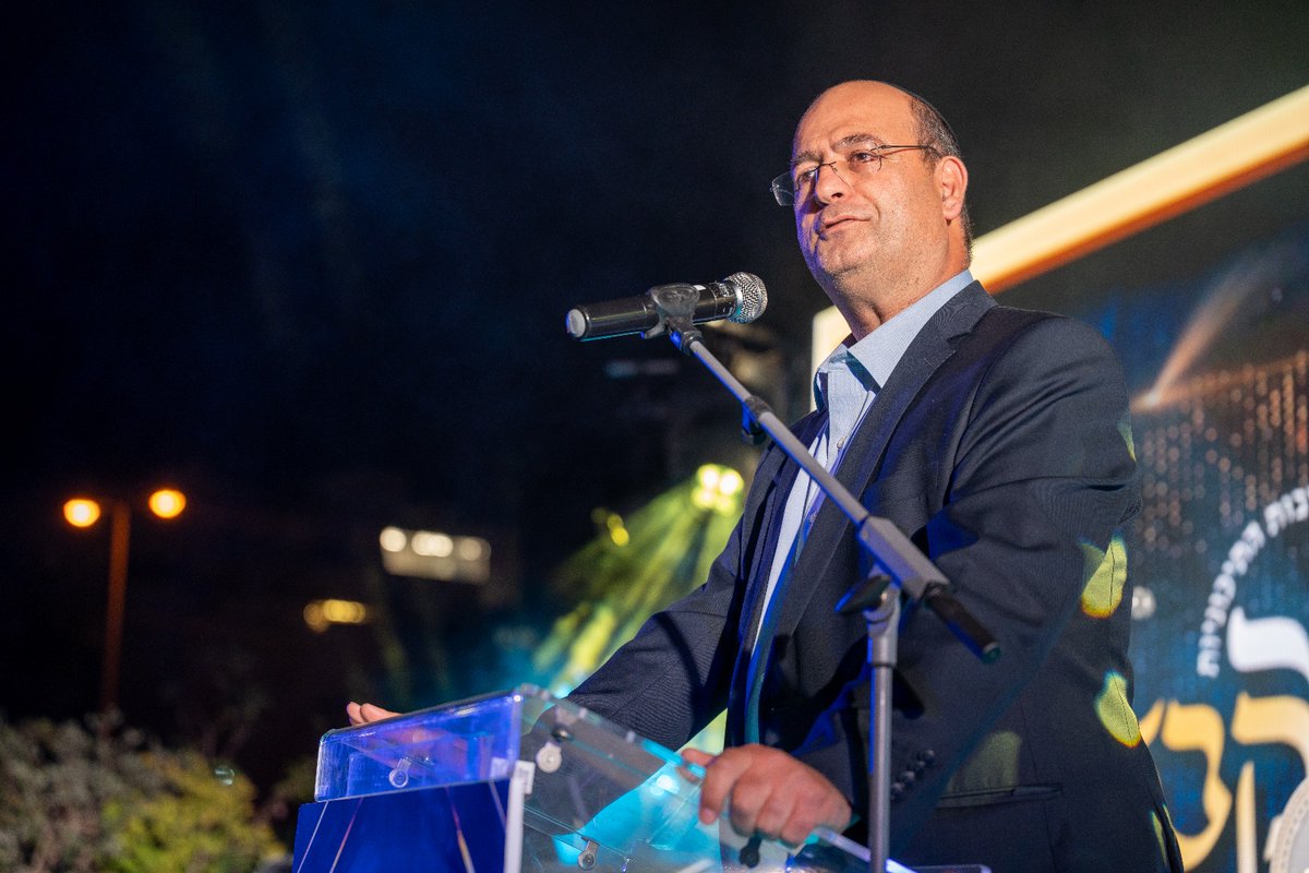YossiShtark's tweet photo. *אובססיית הממ"ח של שי קלדרון שמרחיקה את ההשתלבות החרדית*

_
גילוי נאות: אני בעצמי שולח את ילדיי למוסד ממ"ח. בעבר אפילו כתבתי מילים חמות על שי קלדרון, מנהל המחוז החרדי במשרד החינוך שזומן לשימוע לפני פיטורים, לאור ההערכה והכרת הטוב אליו - אבל בשבוע האחרון הבנתי שגם הוא נדבק בווירוס הפקידותי העדכני: "תסמונת היועמ"ש" - כפיית השקפה פוליטית, הליכת ראש בקיר ודחיקת המתונים למחוזות הקיצוניים.

זה קרה כשפנו אליי כמה חברים קרובים, הורים לילדים במוסד החסידי "תפארת שלמה" בבית שמש, שבכו על סכנת הסגירה למוסד, הודות לשי קלדרון. מדובר באנשים יראי שמיים, שיצאו לשוק העבודה ומסרבים לבחור בין קודש לחול. הם רוצים שהילדים שלהם יקבלו חינוך איכותי, אנגלית ומתמטיקה - לצד חיי תורה ושימור שפת האידיש. הם בחרו לעשות את זה במסגרת רשת "בני יוסף", פשוט כי חברתית ותרבותית הם עוד לא בשלים להצטרף לממ"ח. הם רוצים את המהות, לא את התווית.

במקום שקלדרון יחבק את "השותפים הטבעיים" האלה, יבין את המורכבות העדינה ויטפח אותם - הוא ניהל מולם מסכת של הסתרה ודורסנות פקידותית. במשך שנה שלמה טלטלו את המוסד ואת מאות ההורים בחוסר ודאות מוחלט, תוך שימוש בנימוקים מנותקים והזויים. שום דבר לא עזר: לא תחנונים של ראש העיר, לא פניות של מנהלי מחלקת החינוך, ולא הזעקה של ההורים. קלדרון עדיין מסרב להעניק רישיון למוסד כל עוד הוא ברשת בני יוסף.

הסאבטקסט של קלדרון להורים הוא מופת של בריונות מנומסת וסחיטה (פוליטית) באיומים: או שתלכו לממ"ח שלי, או שתעופו לכל הרוחות. יש לכם תקוות ושאיפות בשביל הילדים שלכם? מעולה, אני עומד לשירותכם ואנפץ לכם אותן בשמחה רבה.

זה אירוני במיוחד. קלדרון, בוגר ישיבות 'אור ישראל ו'חברון', נוהג להשמיע את המשפט התלמודי המוכר: "חייב אדם ללמד את בנו אומנות ושחייה". כשאני שומע אותו מצהיר כי "התפקיד שלי הוא לאפשר בחירה ורצון של הורים וקהילות, לתת לילדים את מה שהם רוצים", אני תוהה האם הוא פשוט שכח להוסיף את הסעיף הקטן: "רק כאשר הרצון שלהם תואם במדויק את הרצון הפקידותי שלי. אחרת, אצא למבצע חיסול ממוקד, בחיפוי ארטילרי של הייעוץ המשפטי במשרד החינוך".

שי, מרוב אובססיה לכוח, אתה משיג את התוצאה ההפוכה בדיוק. במו ידיך אתה מייצר תסיסה ואנטגוניזם, ורומס באכזריות את מאות המשפחות שהיו אמורות להיות השותפות הכי גדולות שלך לדרך.