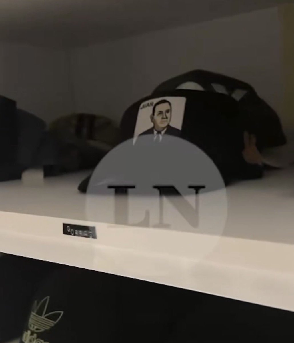 pabloschi's tweet photo. Millones de dolares y una gorra de Peron, no falla https://t.co/F5ndfuTaEv