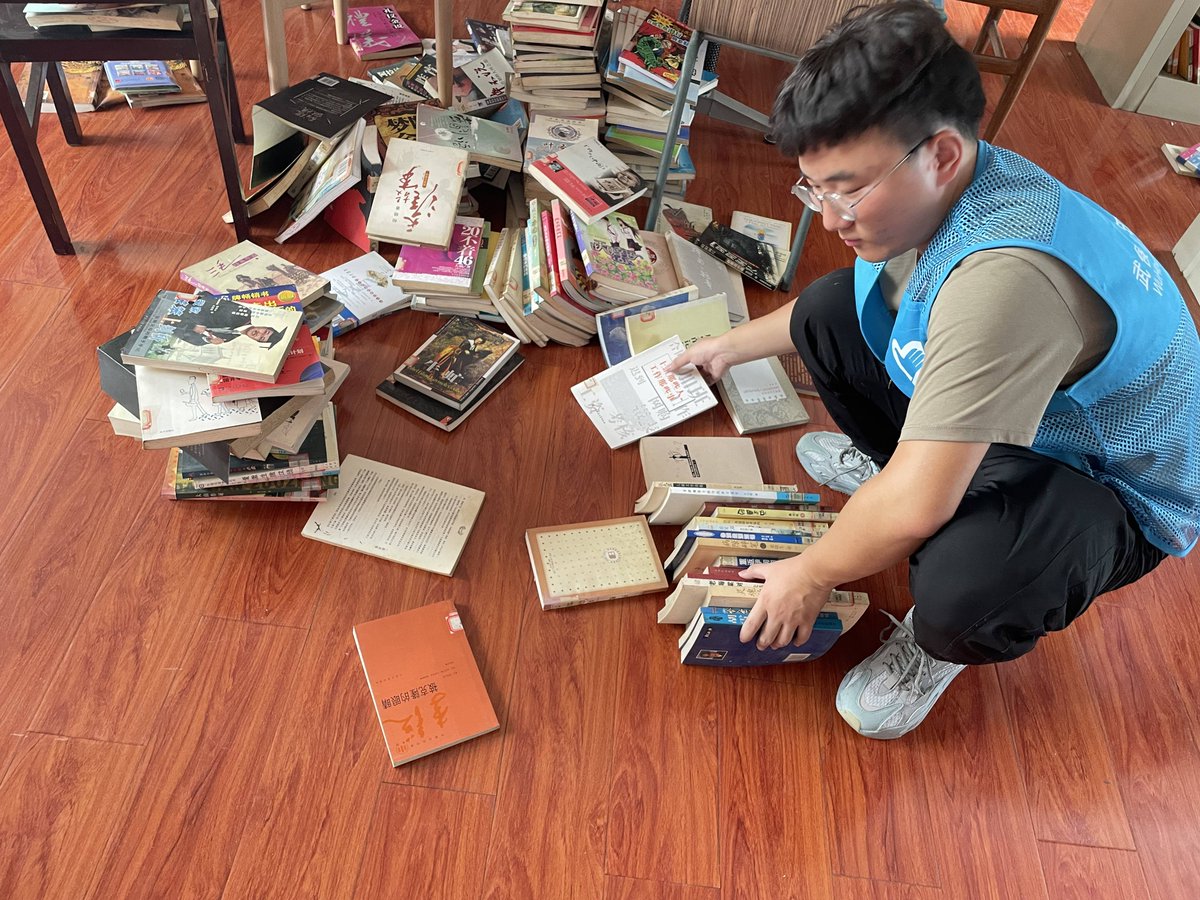 snuyk2's tweet photo. [Spent my Saturday morning sorting donated books at the community center! Seeing kids grab their favorite picture books brought so much warmth. Small acts make big differences  #VolunteerWork #CommunityLove]， https://t.co/mkqNfbFfWD
