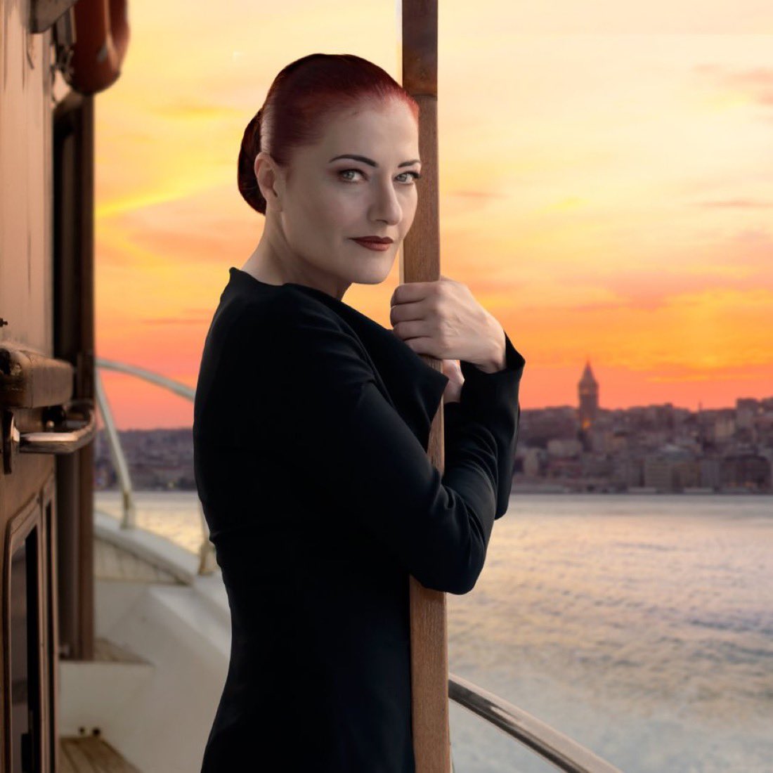 popileaks's tweet photo. Candan Erçetin: 

"61 yaşında üniversite sınavına girip Arkeoloji kazandım. Güneşin altında, kazılarda saatlerce çalışmak beni hiç ürkütmedi. 

Benim yaşımda birçok kadın Bodrum'da güneşin altında saatlerce yatıyor. İnsanın merakı bitince asıl düşüş ve yaşlanma o zaman başlıyor." https://t.co/2UOjUzgHhd