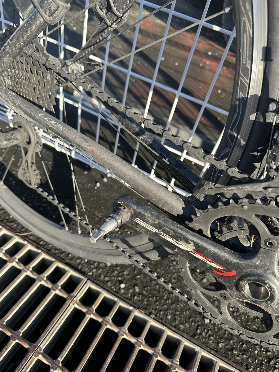 kozmo385's tweet photo. アクシデント発生！ペダルが取れちゃった。行方不明。まだ200km以上有るので、川之江でdnfします。輪行で徳島に行きます。 https://t.co/qxLxNWltAe