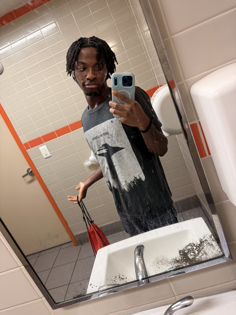 Datboiifine's tweet photo. 🤷🏾‍♂️🤷🏾‍♂️ https://t.co/AuCz4kLvih