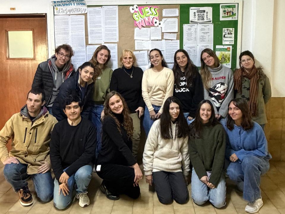 USALLenguas's tweet photo. 👉🏻Estudiantes de 4º año🇬🇧, Pilar 🌳, armaron la cartelera de las actividades “Argentine Idiosyncrasy” &amp; "Guess Who?" de la materia 🇬🇧Lengua Inglesa III, a cargo de la prof. “Tiggie” Donati.

#lenguainglesa #traductorado #interpretacióndeconferencias #LenguasModernasUSAL #FHLEO https://t.co/VWbvh0VdmC