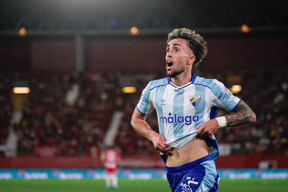 JesusAljama_'s tweet photo. Aún recuerdo la epicidad del ascenso del Málaga al fútbol profesional con aquel gol de Antoñito Cordero en Tarragona.

Dos años después, el Málaga CF plagado de jóvenes canteranos han tocado el cielo logrando el ascenso a Primera División. Siento envidia, mucha envidia de ver cómo un equipo con tanto sentimiento de identidad ha logrado una gesta tremenda.

Todo comandado por Juan Francisco Funes. El entrenador del filial que subió al primer equipo y cambió por completo la dinámica de un club que, a priori, iba a pelear por no descender.

David Larrubia, Dani Lorenzo, Chupete, Carlos Puga, Murillo, Dotor, Joaquín Muñoz, Adrián Niño… equipazo tremendo.