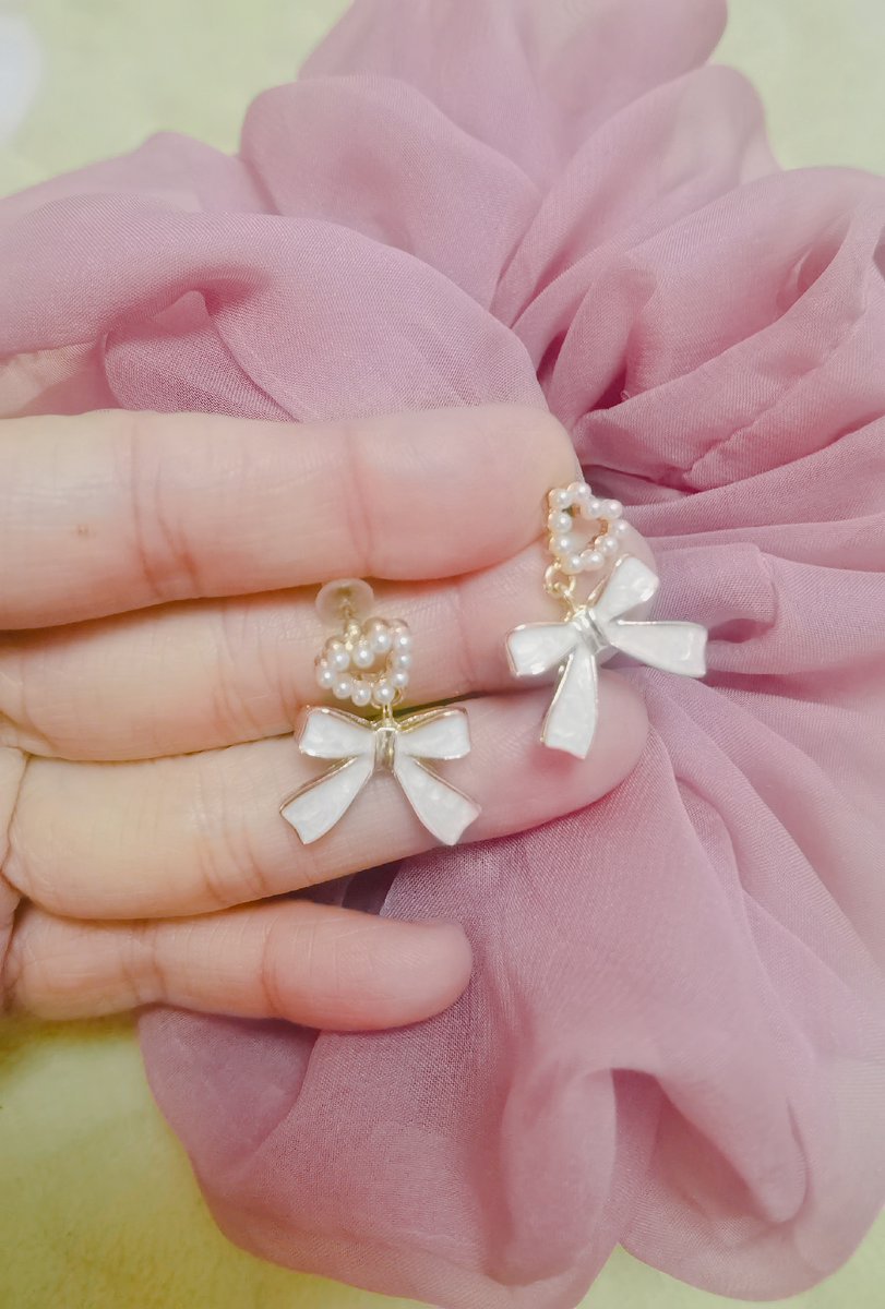 Vinni_puhhhhhh's tweet photo. Just finished this cute polymer clay sunring! It’s the perfect tiny touch to brighten up any space  Who else loves handcrafting small, warm little pieces https://t.co/CkI0CCXCFb