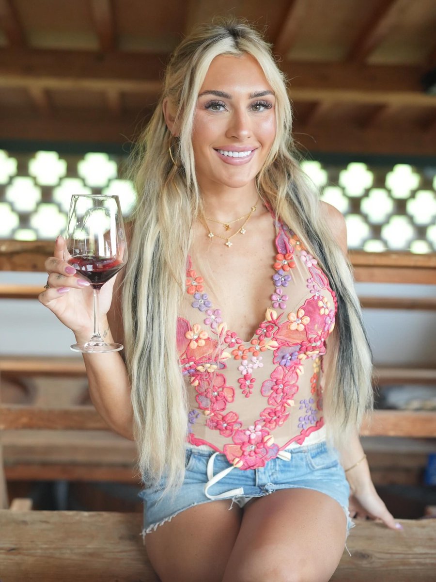 rayneyDaze98's tweet photo. Sometimes you just need a little sun and wine https://t.co/1FsQQZY6SY