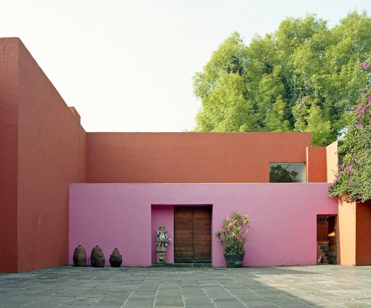 formsarchive's tweet photo. Most architects would have removed the volcanic rock, Barragán built around it.  

Prieto López House 
Arch. Luis Barragán, 1948. https://t.co/NsngHPFpEg