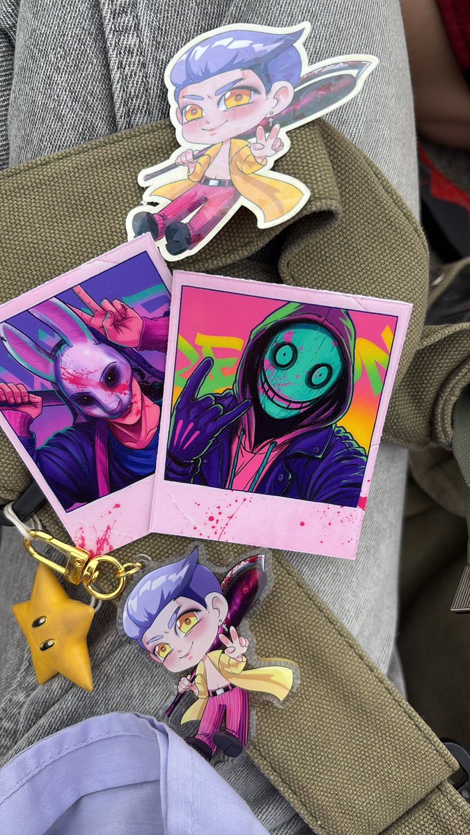 viczombiee's tweet photo. secured some dbd stuff from con😎 https://t.co/NNqmPiaM4o
