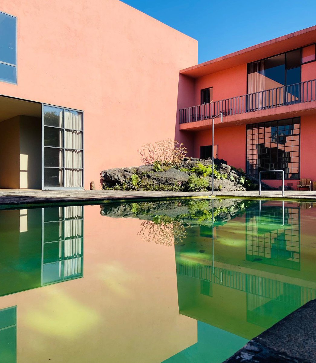 formsarchive's tweet photo. Most architects would have removed the volcanic rock, Barragán built around it.  

Prieto López House 
Arch. Luis Barragán, 1948. https://t.co/NsngHPFpEg