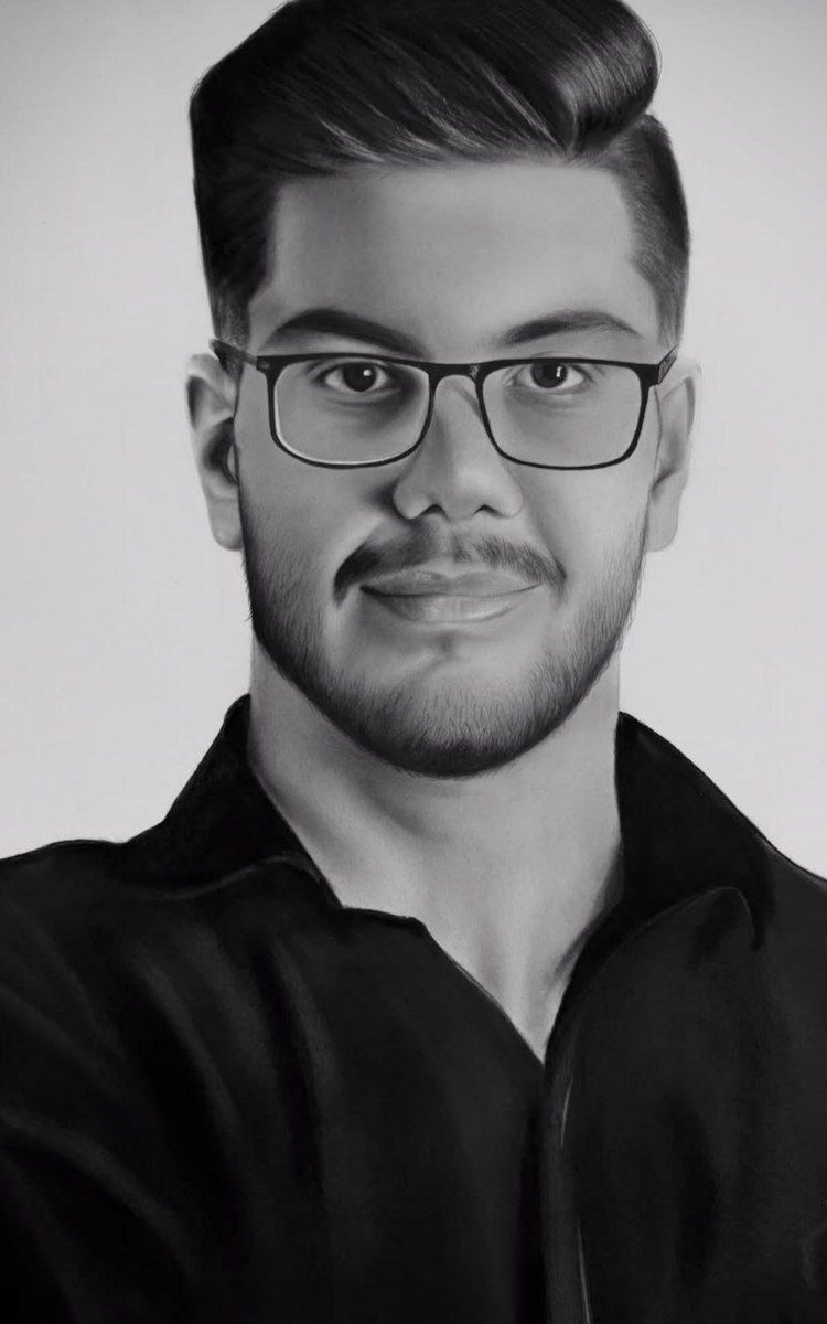 mobarez_nastooh's tweet photo. از مخاطبین: جاویدنام امیرحسین وَهابی سرباز بود و فقط دو ماه به پایان خدمتش مونده بود.
امیرحسین کاملاً مخالف جمهوری اسلامی بود. فرمانده پادگان می‌دونست قراره اونجا رو بزنن؛ خودش از پادگان رفته بود گرگان، اما سربازها رو نگه داشته بودن و اجازه نداده بودن برن.
۸ فروردین پادگانشون رو زدن و امیرحسین و خیلی‌های دیگه، که به اجبار توی اون پادگان نگه داشته شده بودن، جونشون رو از دست دادن.
امیرحسین هم به‌عنوان یک جاویدنام بشناسید؛ نه با عنوانی که حکومت به اجبار اسم شهید روش گذاشته🫠💔