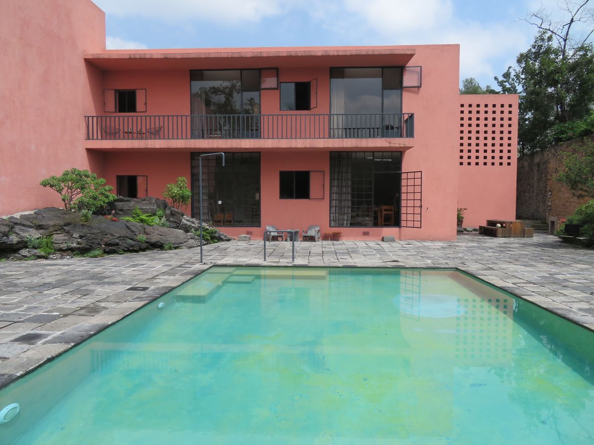 formsarchive's tweet photo. Most architects would have removed the volcanic rock, Barragán built around it.  

Prieto López House 
Arch. Luis Barragán, 1948. https://t.co/NsngHPFpEg