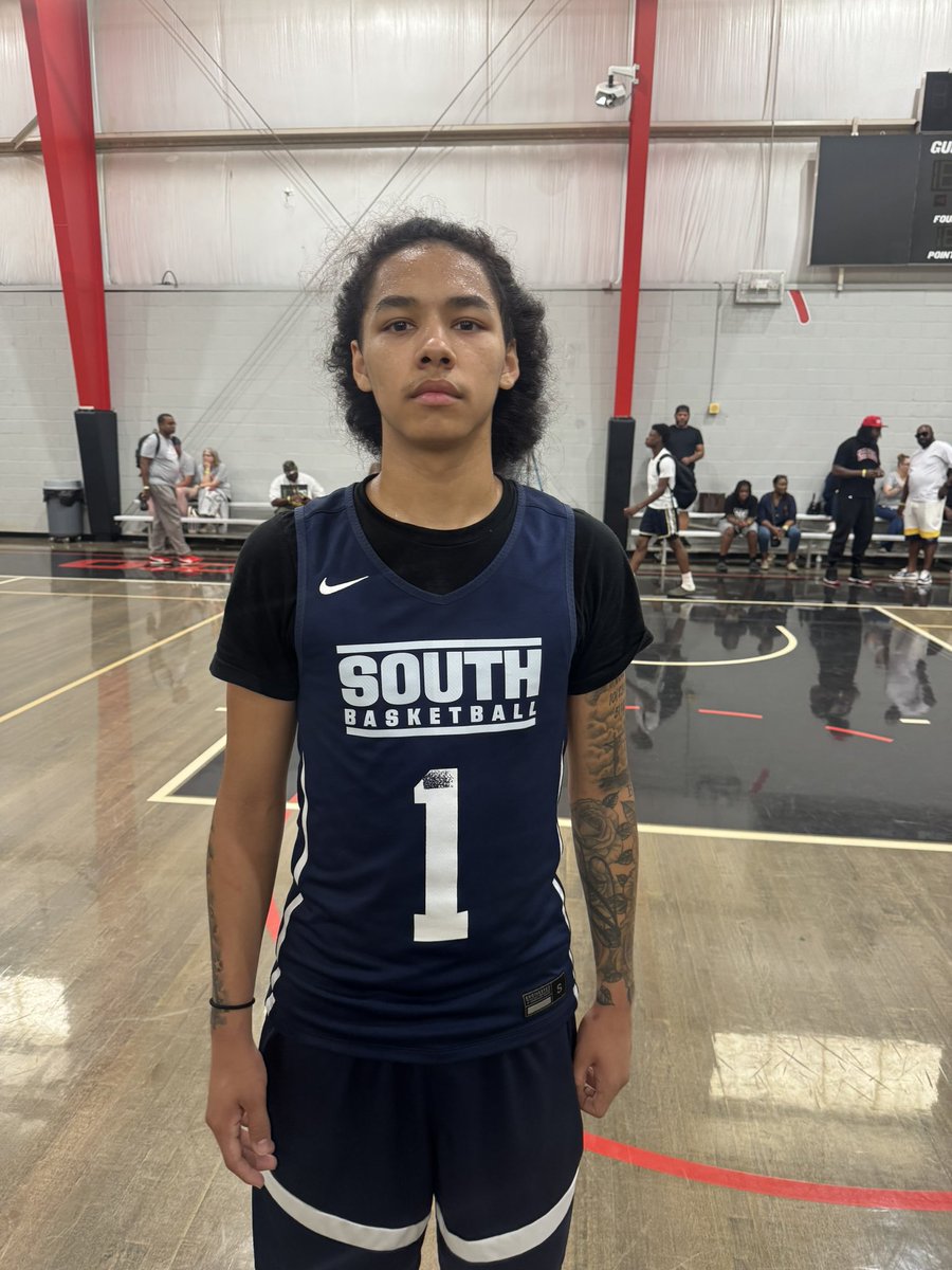 OntheRadarHoops's tweet photo. Chance Reynold is a crafty lead guard who plays with good pace and consistently picks the right spots to attack. His court vision, deep shooting range, and explosive first step allow him to create advantages, blow by defenders, and make plays for both himself and his teammates.

📌:
@_joshtec 
@HEbasketball
@bchargois 
@ChanceR2027