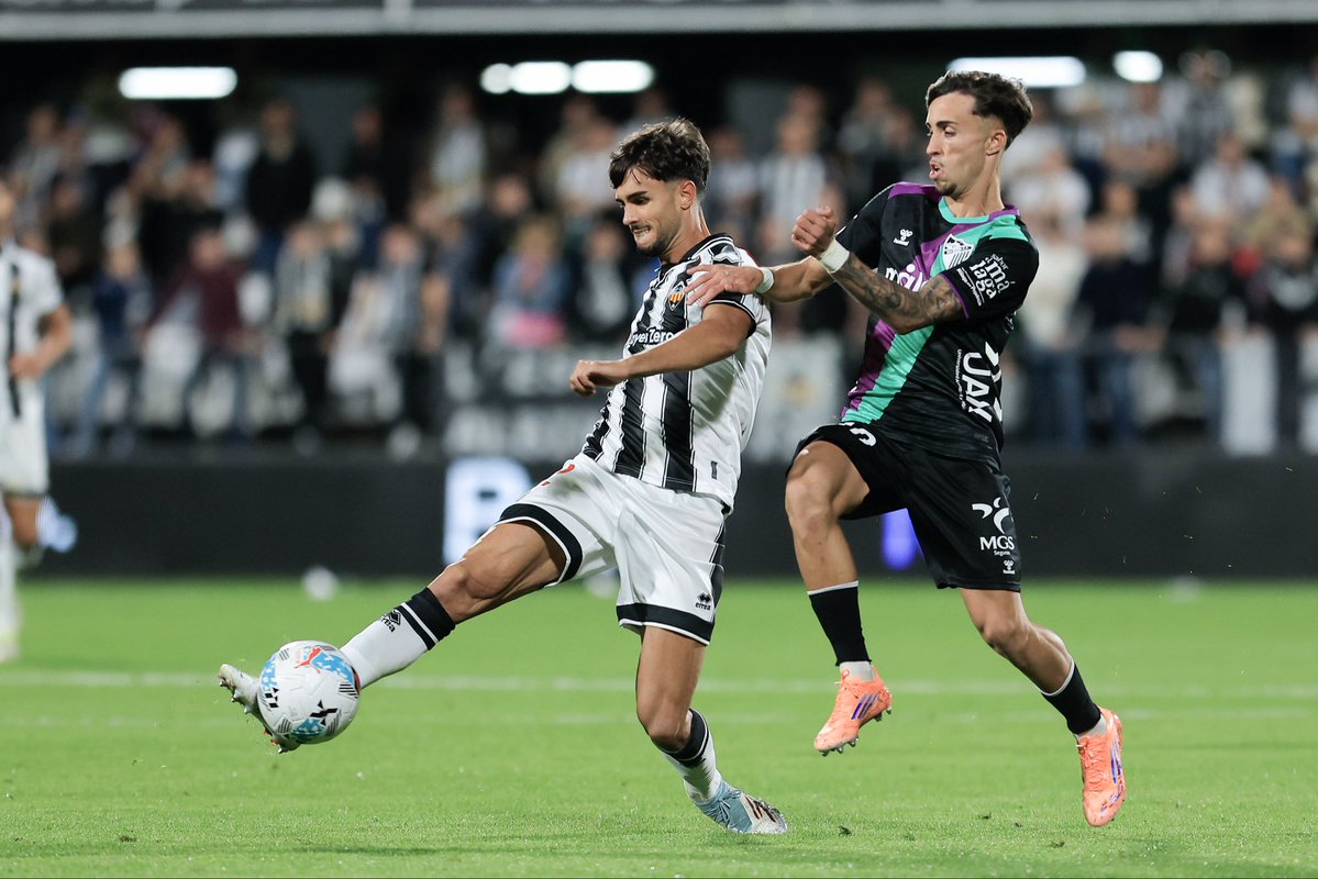 CDCastellon's tweet photo. 👏 Enhorabuena por vuestro merecido ascenso a @LaLiga, @MalagaCF 

🔝 ¡A disfrutarlo, boquerones!

#PPO👂 https://t.co/ZlQSymBQ0b