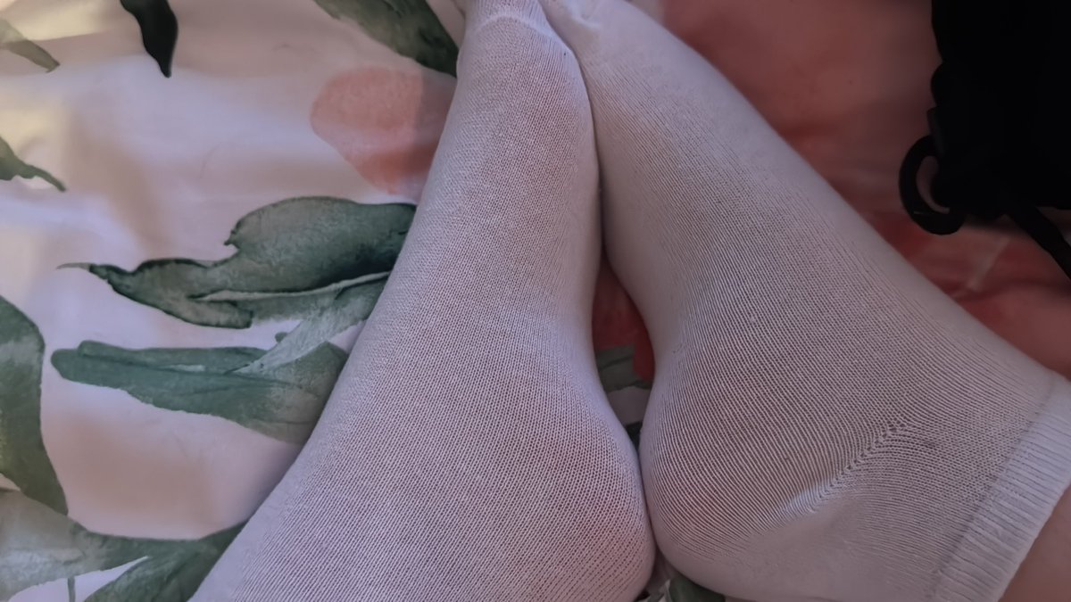 hot00wa's tweet photo. Białe skarpetki mają swój urok :3 

@rt_feet https://t.co/9xN6nDEQuq