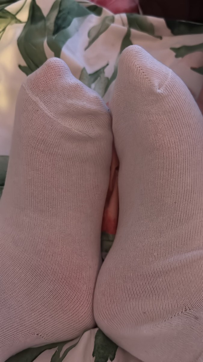 hot00wa's tweet photo. Białe skarpetki mają swój urok :3 

@rt_feet https://t.co/9xN6nDEQuq