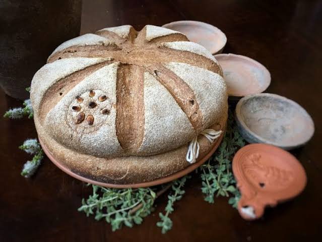 JewryWallRoman's tweet photo. In ancient Roman times the day before the Solstice celebrated the ‘dies natalis’ (birthday) of Summanus the god of nocturnal thunder. Round cakes called summanalia, made of flour, milk, and honey, shaped as wheels were offered to Summanus as a token sacrifice. https://t.co/SLYYvs3WFP