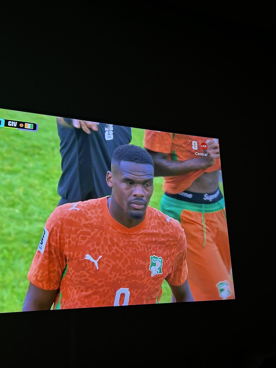 wheniflow's tweet photo. Ivory Coast player with the supreme lmao 🔥 https://t.co/r524G1qVm4