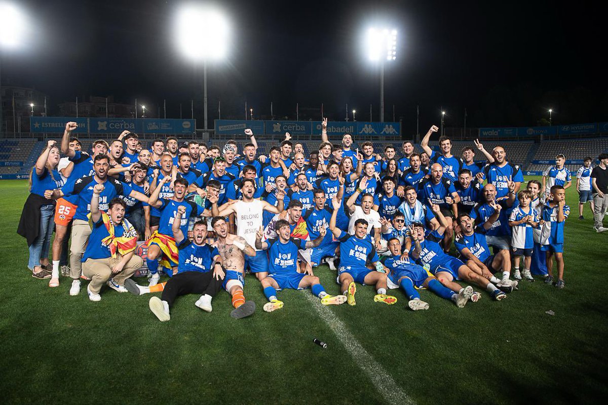 rubenmartinez23's tweet photo. Y a vosotros, Deciros que estoy orgulloso se queda corto. Orgulloso de esta plantilla, de este staff y de todas las personas que han formado parte de este camino. Han sido muchos meses de trabajo, sacrificio, y esfuerzo. Lo que hemos conseguido jamás olvidaré. https://t.co/IB8sWkn9Aw