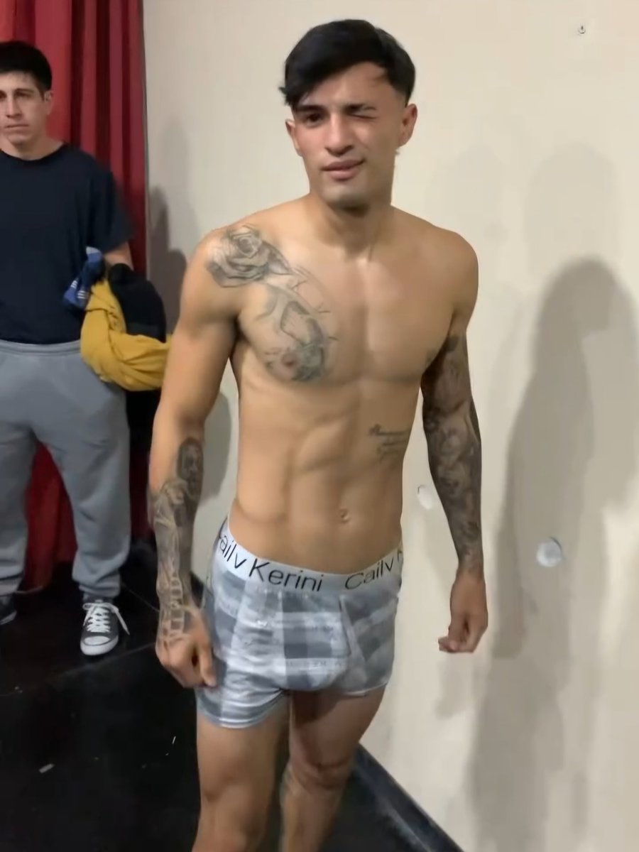 RosarinoPT's tweet photo. Pablo, luchador argentino... le encanta ofrecer su paquete🤤🤤😏 #bulto #paquete #pakage #argentino #marcandobulto #luchador #boxer #pesaje #pija #ropainterior #deportista #turro https://t.co/SyBs00DO5M