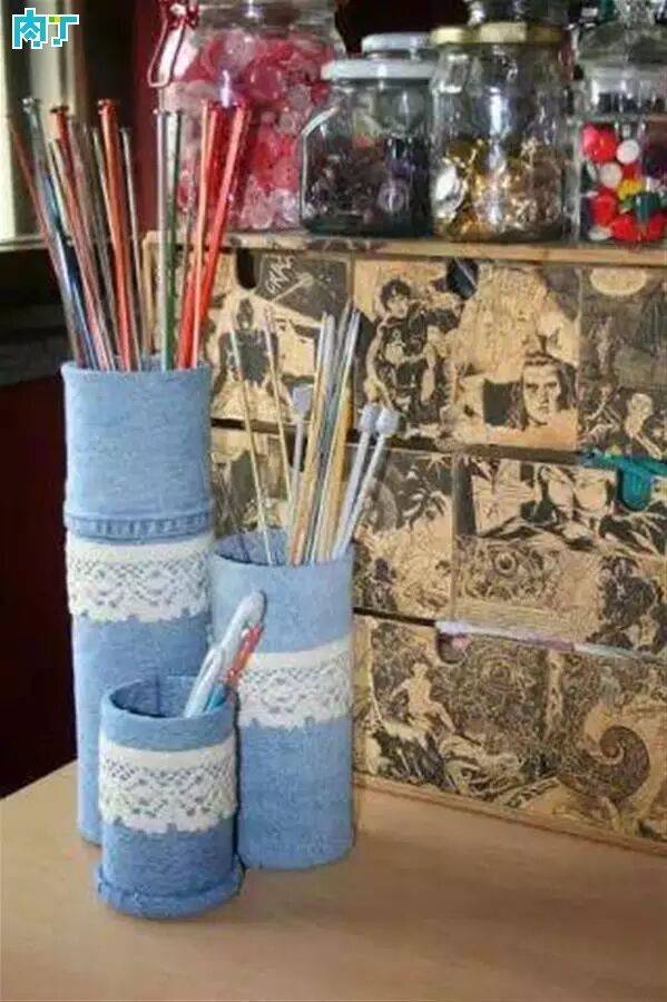 Ramzikhhh's tweet photo. Just upcycled old denim jeans into a trendy pencil case—no sewing needed!  Perfect for adding a vintage touch to my study desk. #DIYCraft #UpcycleHacks， https://t.co/FktkuKwYwD