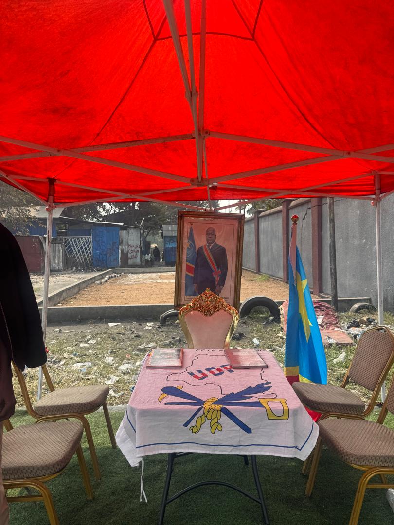 StanysBujakera's tweet photo. #RDC: L'Archidiocèse de Kinshasa dénonce l'intrusion de militants de la Force du Progrès devant l'Archevêché ce samedi, venus y implanter les insignes de l'UDPS. L'Église appelle les autorités à garantir la sécurité des lieux de culte. https://t.co/2QyS12GFb7