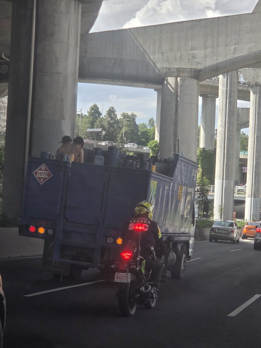diacoely's tweet photo. En este camion de gas van borrachos tanto adelante como los de atrás. Los detuvieron y los dejaron ir arriesgando a todos los que circular en la zona. Periférico sur a norte por barranca @TlalpanVecinos @C5_CDMX @trafico889 que paso con los policías!!!! https://t.co/YW2PBpXFFp