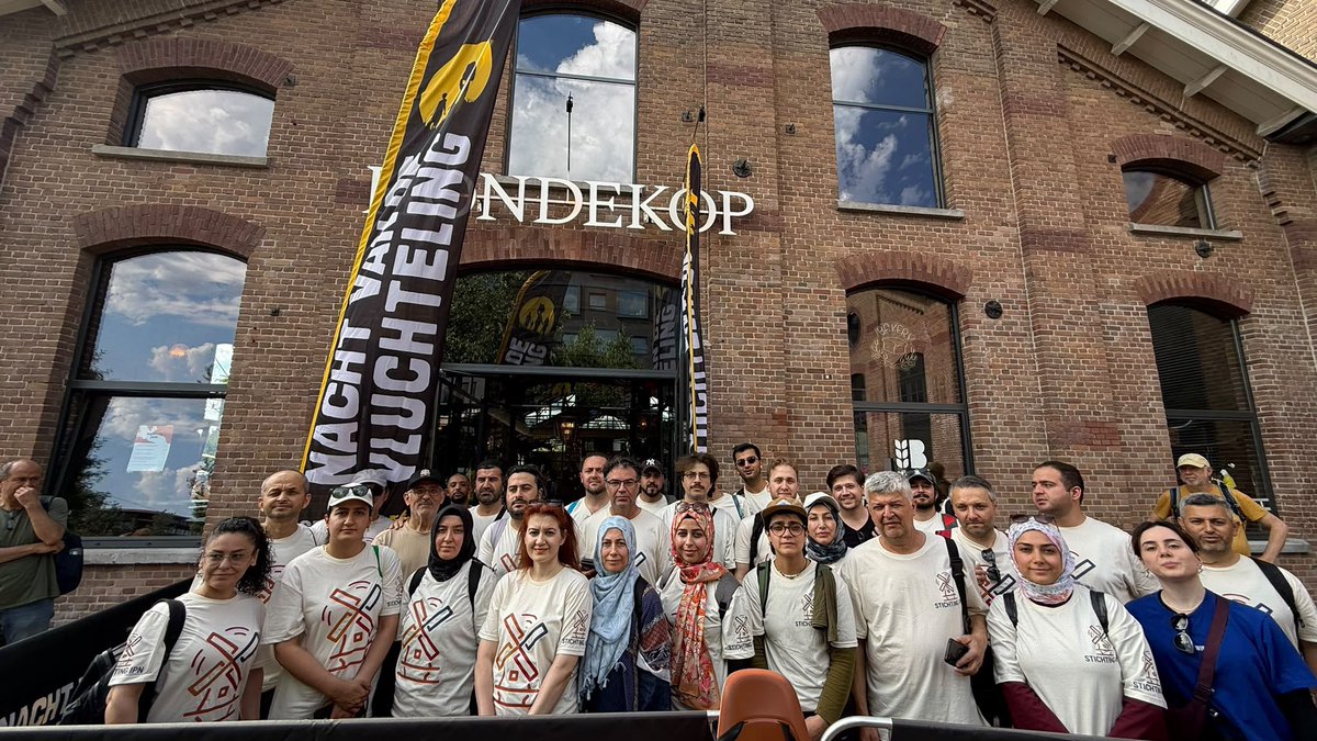 hollandajans1's tweet photo. Dünya Mülteciler Günü kapsamında Hollanda’da düzenlenen “Mülteci Gecesi” yürüyüşüne binlerce kişi katıldı. Katılımcılar, savaş, baskı ve yoksulluk nedeniyle ülkelerini terk etmek zorunda kalan milyonlarca insanla dayanışma için 10 ila 50 kilometre yürüdü.

https://t.co/Ovqpag8Afm https://t.co/CELdnv6Czu