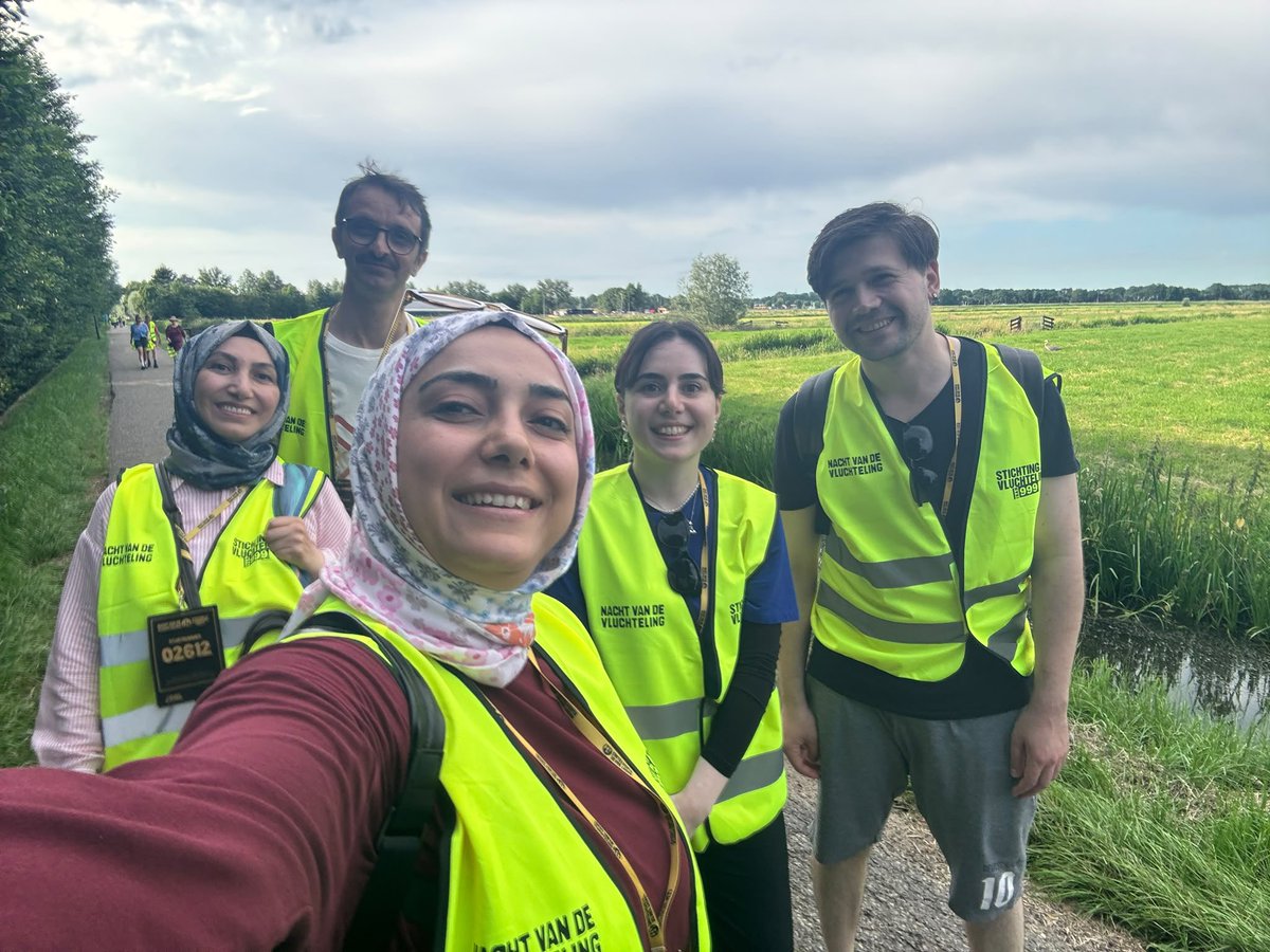 hollandajans1's tweet photo. Dünya Mülteciler Günü kapsamında Hollanda’da düzenlenen “Mülteci Gecesi” yürüyüşüne binlerce kişi katıldı. Katılımcılar, savaş, baskı ve yoksulluk nedeniyle ülkelerini terk etmek zorunda kalan milyonlarca insanla dayanışma için 10 ila 50 kilometre yürüdü.

https://t.co/Ovqpag8Afm https://t.co/CELdnv6Czu