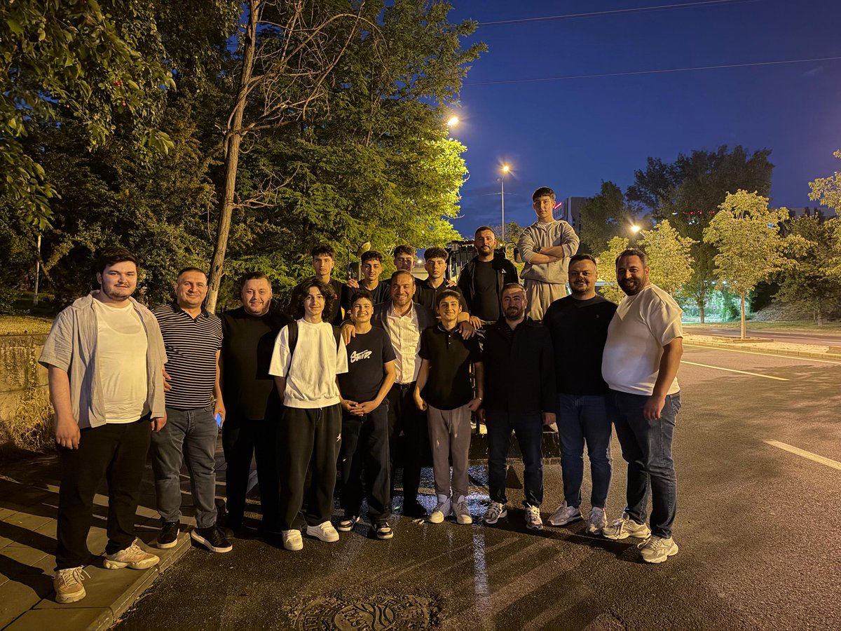 fethi_duygulu06's tweet photo. 🚩 Heyecanımızı bayraklarımızla meydanlara taşıdık!

22 Haziran’da Cumhurbaşkanımız ve Genel Başkanımız Sayın Recep Tayyip Erdoğan’ı ağırlayacak olmanın gurur ve heyecanıyla bayraklama çalışmalarımızı tamamladık. ���

Büyük buluşmaya hazırız! 🇹🇷 https://t.co/beQBpsw4wJ
