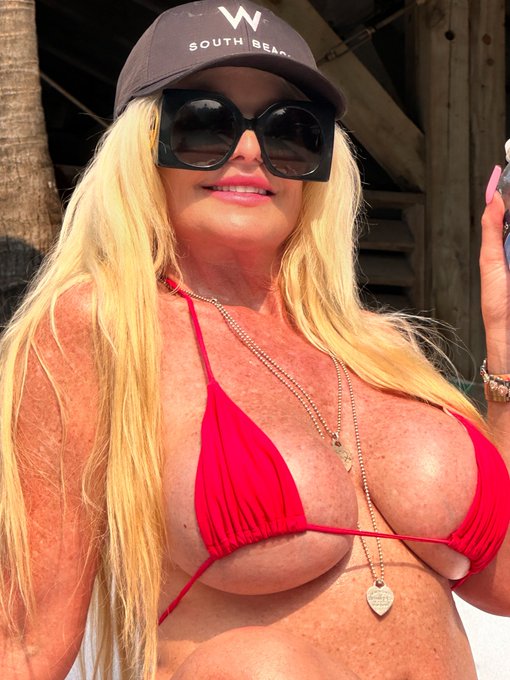 Kelley Cabbana - Can I be. Your Pooside Crush?? #blonde #babe #bigtitsmomِ https://t.co/R5BY7eJrzU