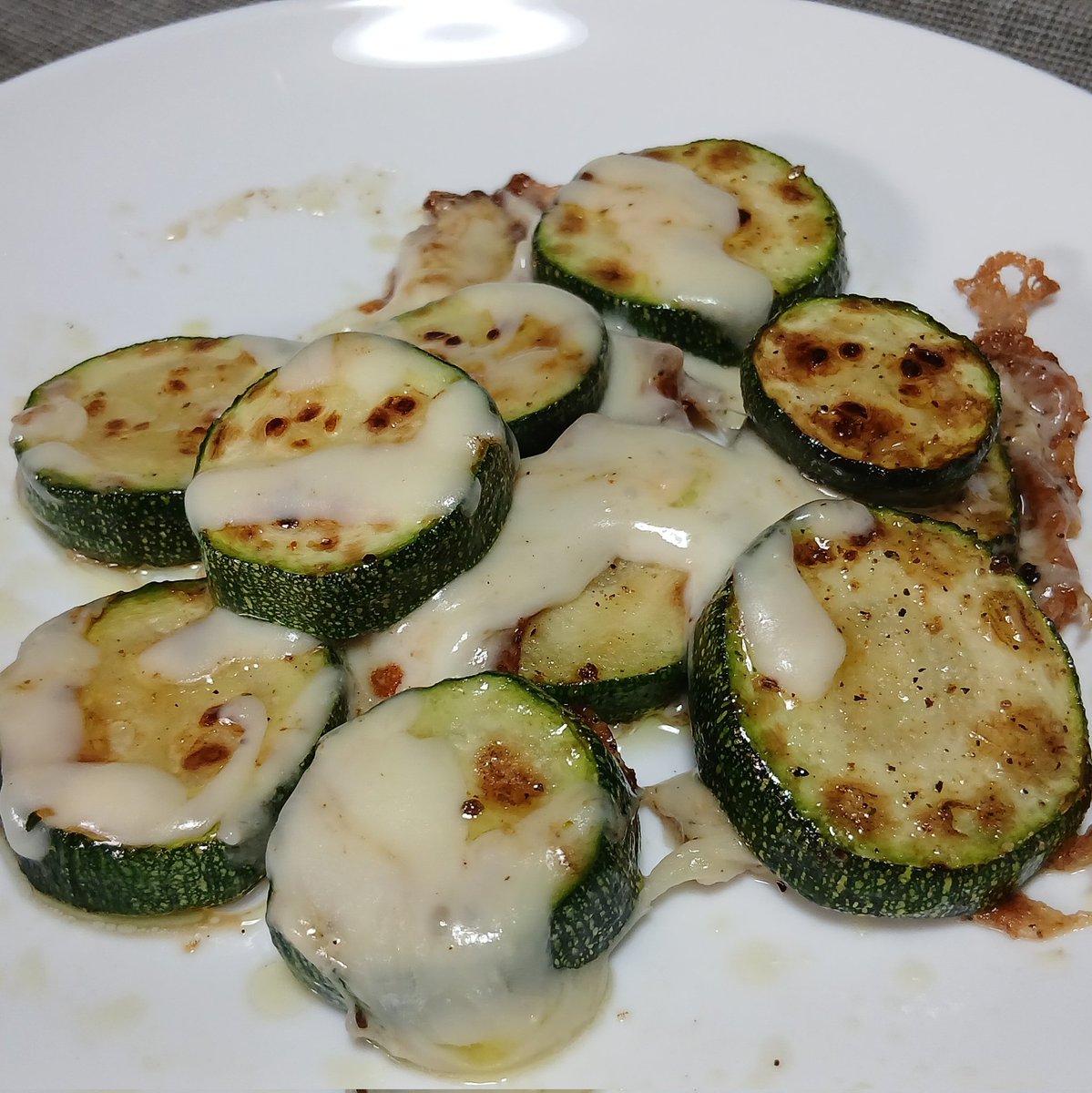 cyberlabojp's tweet photo. ズッキーニ

輪切りにしてフライパンで両面焼き、スパイスを振りかけて、とろけるチーズを載せて出来上がり。

スパイスは我が家は黒瀬スパイスかAEONの醤油が香るブレンドスパイス(黒瀬スパイスと同じ宮島醤油製造)。 https://t.co/X8wp4HDdai