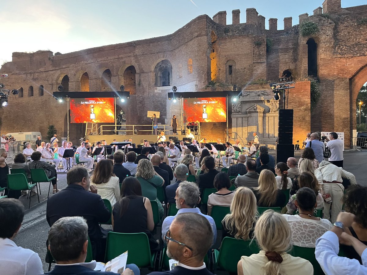 felicealfonsi's tweet photo. 🔵🔵🔵Questa sera a via Veneto “Largo Federico Fellini” Nella meravigliosa cornice di porta Pinciana.🔵🔵🔵Si consegnano i premi della Pellicola D’oro!!🔵🔵🔵Alle maestranze del cinema italiano.🔵🔵🔵Artigiani, Tecnici, Artisti che hanno reso famoso il cinema italiano nel mondo!! https://t.co/o5gMQY84Lx