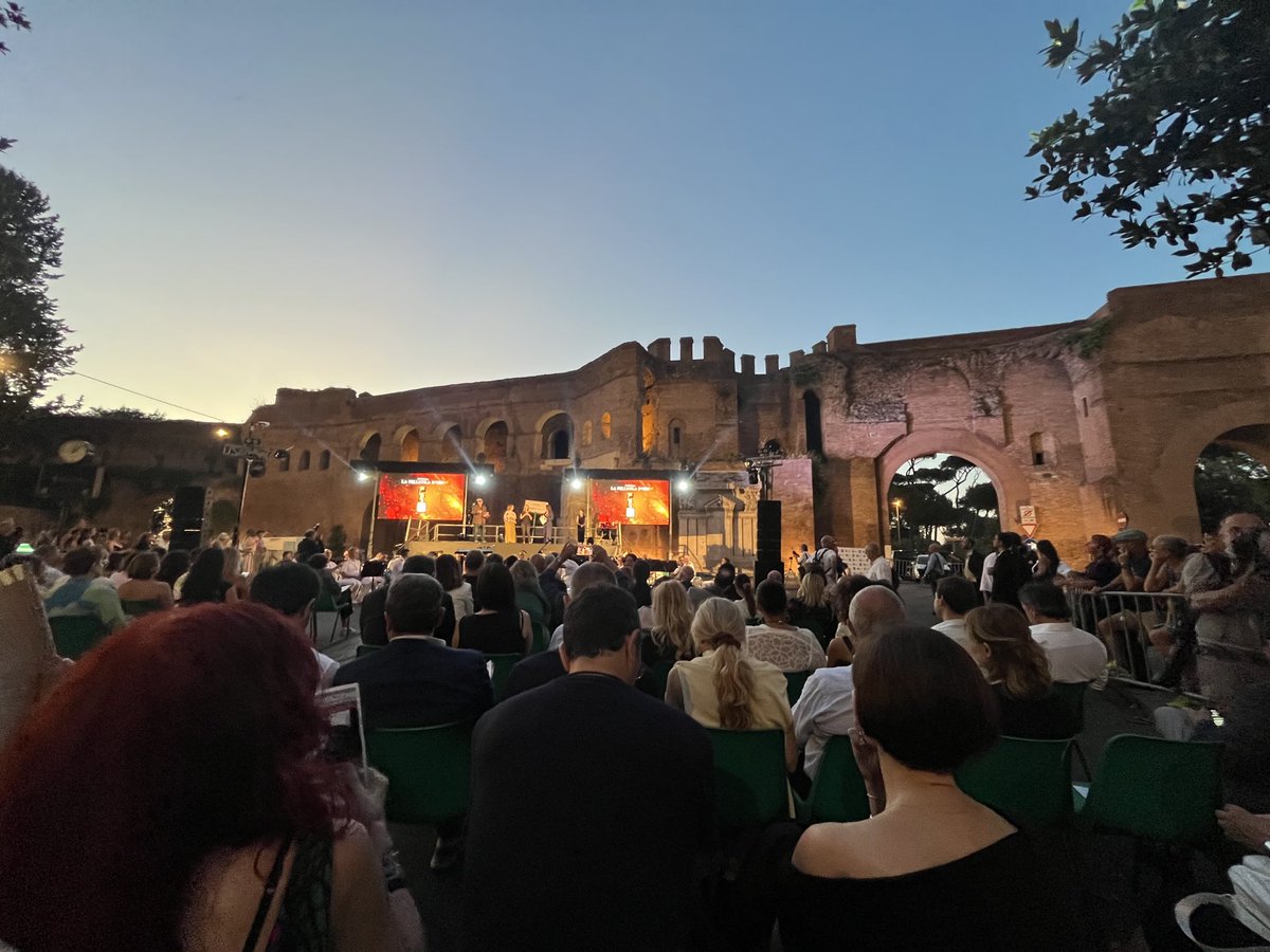 felicealfonsi's tweet photo. 🔵🔵🔵Questa sera a via Veneto “Largo Federico Fellini” Nella meravigliosa cornice di porta Pinciana.🔵🔵🔵Si consegnano i premi della Pellicola D’oro!!🔵🔵🔵Alle maestranze del cinema italiano.🔵🔵🔵Artigiani, Tecnici, Artisti che hanno reso famoso il cinema italiano nel mondo!! https://t.co/o5gMQY84Lx