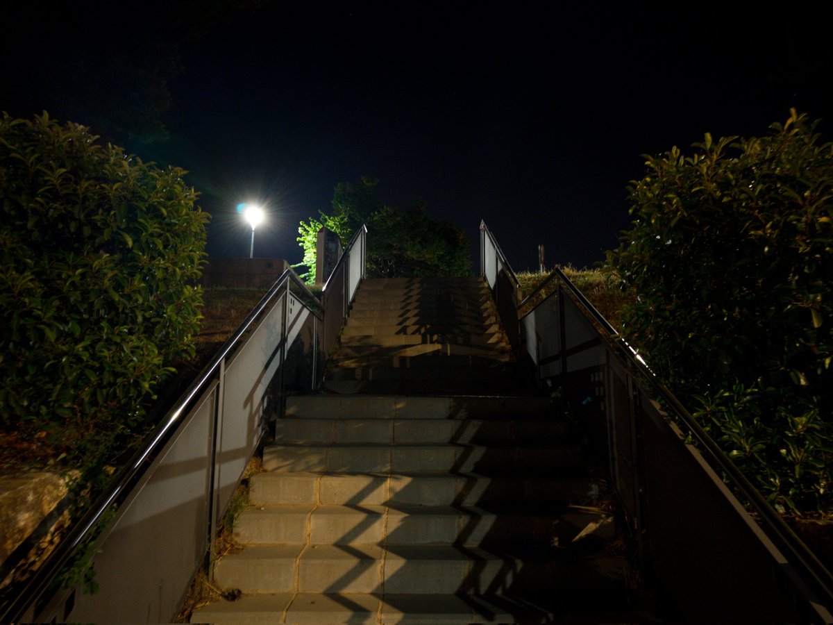 ruudhesp's tweet photo. 📱 Nothing Phone (3)
📷 Stock VS VWFNDR MBL

Prueba nocturna. Esta vez con la cámara MBL he tenido que poner el ISO manual sobre 300 o el ruido en la imagen era bestial al no haber post procesado. En la cámara stock en modo Auto

Qué os parece? https://t.co/KE2usn5tE9