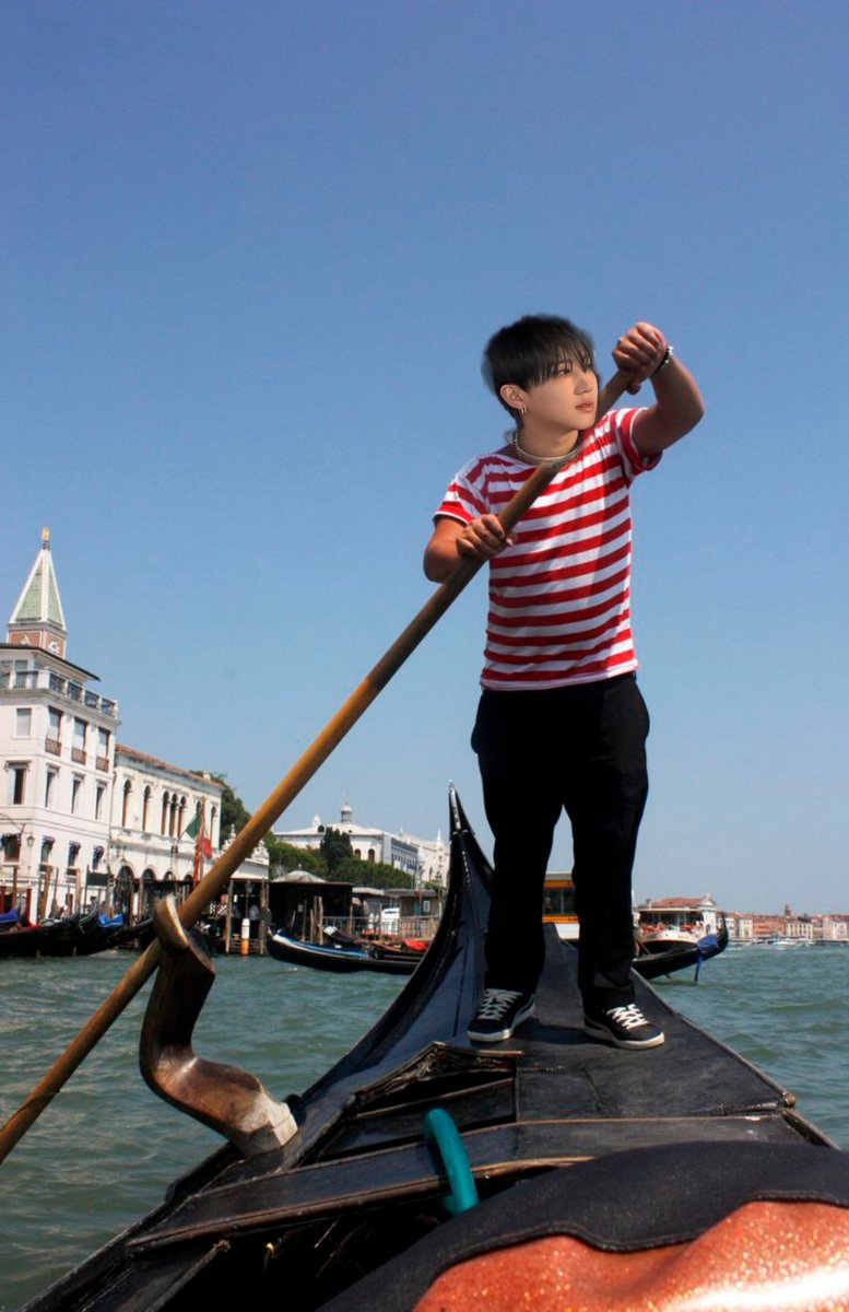 soff_icini's tweet photo. Changbin a Venezia, quindi... https://t.co/tj4aI1Mk4C