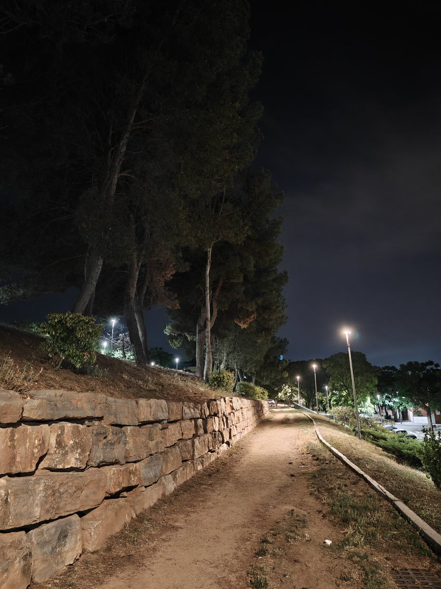 ruudhesp's tweet photo. 📱 Nothing Phone (3)
📷 Stock VS VWFNDR MBL

Prueba nocturna. Esta vez con la cámara MBL he tenido que poner el ISO manual sobre 300 o el ruido en la imagen era bestial al no haber post procesado. En la cámara stock en modo Auto

Qué os parece? https://t.co/KE2usn5tE9