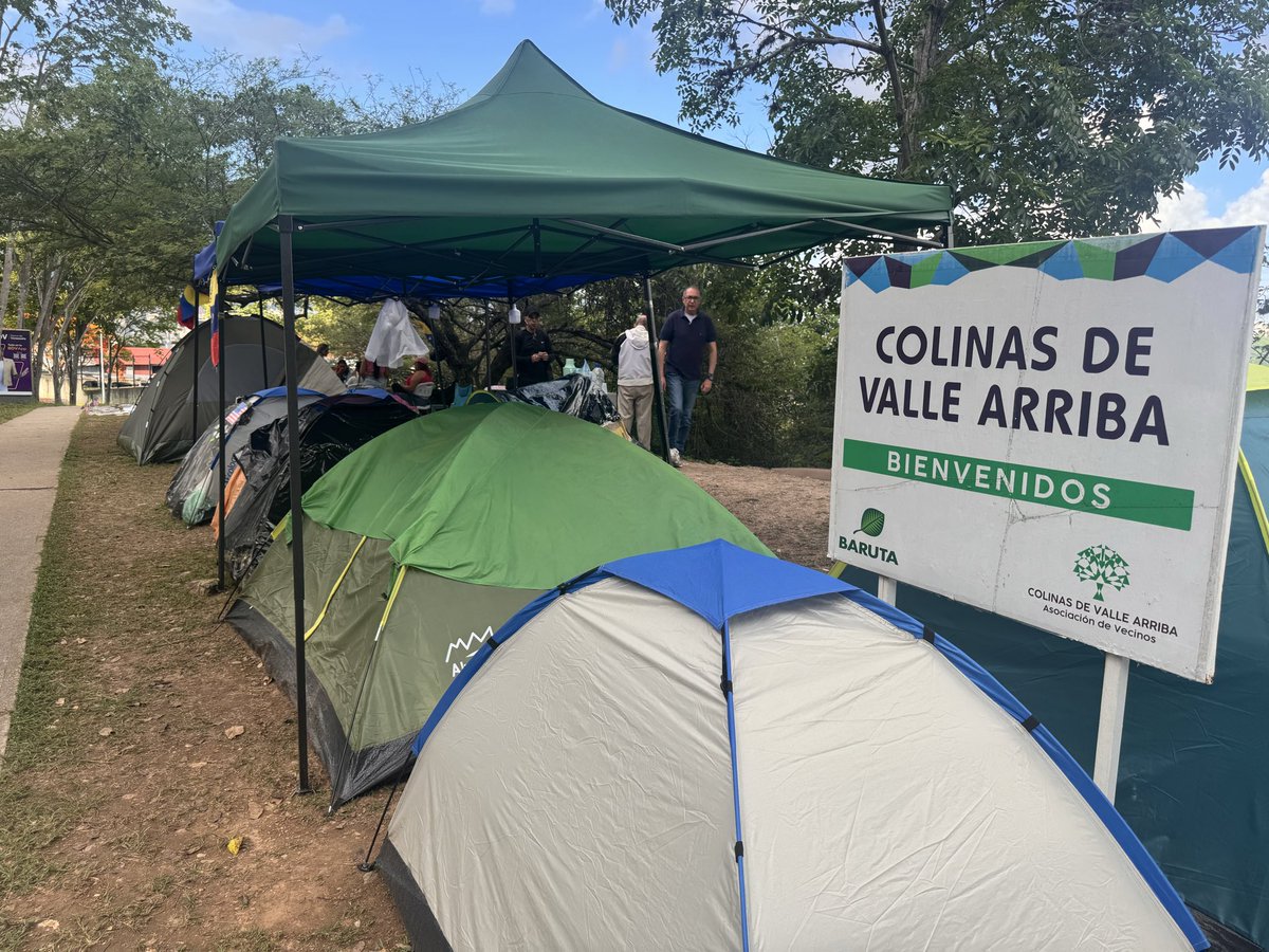 richardhblanco's tweet photo. 13 días en vigilia permanente cumplen los familiares de los presos políticos frente a la Embajada de EE. UU. en Caracas, exigiendo que se interceda por la liberación de quienes aún siguen tras las rejas. #20Jun https://t.co/dNyFsxNqTB