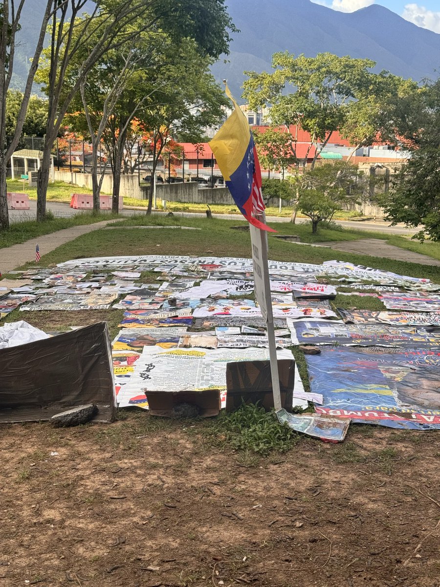 richardhblanco's tweet photo. 13 días en vigilia permanente cumplen los familiares de los presos políticos frente a la Embajada de EE. UU. en Caracas, exigiendo que se interceda por la liberación de quienes aún siguen tras las rejas. #20Jun https://t.co/dNyFsxNqTB