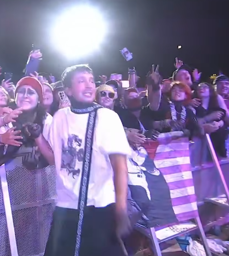la_x48's tweet photo. @TOPUPDATERS he also.. stopped infront of the joshler flag. on purpose. https://t.co/9TLlCM1Obo