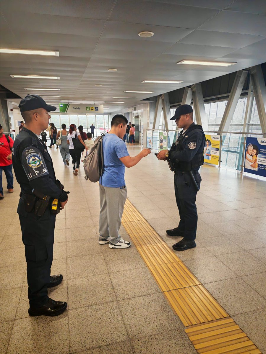 policiadepanama's tweet photo. #UPM | Desarrollamos acciones preventivas y operativas en las estaciones de la Línea 1 y 2 del Metro de Panamá, realizando verificaciones de personas y supervisión de accesos, con el objetivo de fortalecer la seguridad ciudadana, garantizar el orden público y prevenir hechos delictivos. #DiosYPatria