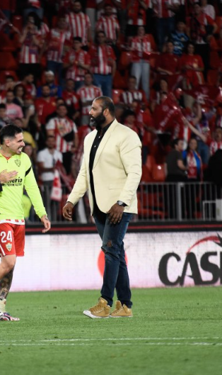 Nogenko's tweet photo. Hassam lleva desaparecido desde el pitido final porque se dio cuenta de que no puede frenar semejante fiesta. ¡SOMOS DE PRIMERA! #MalagaCF https://t.co/WorHDfSilR