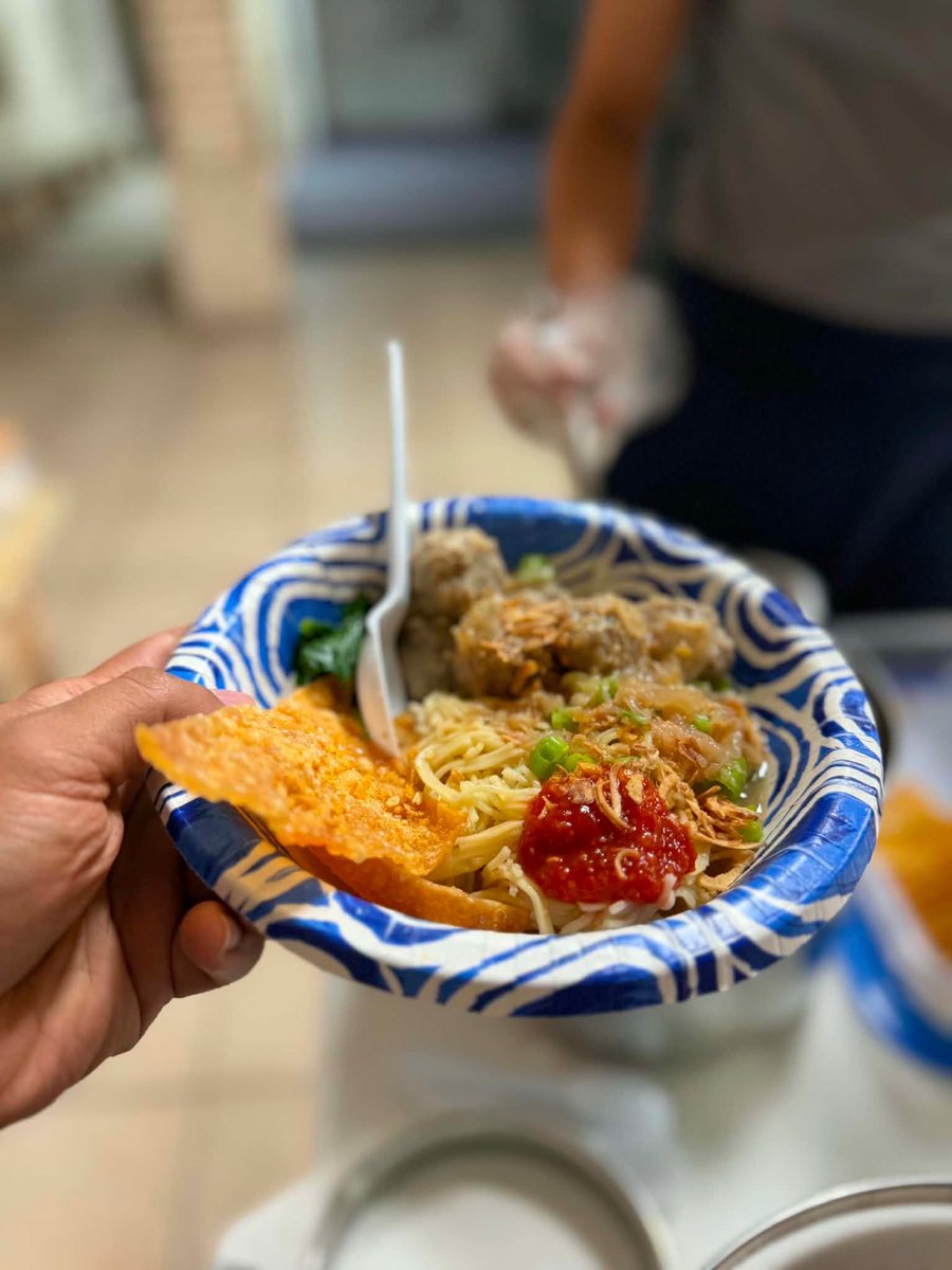 MFGBawon's tweet photo. Resep Bakso ala Amerika🇺🇸

500 gr Daging Sapi Giling
2 sdm Bawang Merah Goreng
3/4 sdm Bawang Putih Goreng
80 gr Tepung Tapioka
1,5 sdm Garam
2 sdm Gula
1 sdm Lada
1 sdm Kaldu Sapi (Royco/ Masako/ Totole)
130 gr Es (Wajib air es)
1-1,5 pcs Putih Telur
2 sdm Baking Powder

Blender semua bahan sampai lembut lalu bentuk bulat. Rebus di dalam air hangat 1-1,5 liter. Air ini jadi kaldu sapi.

Kuah Bakso:
1 liter air
3-5 sdm Bawang Merah Goreng
3-5 sdm Bawang Putih Goreng
1 sdm Garam
1 sdm Lada
1 sdm Kaldu Sapi (Royco/ Masako/ Totole)
4 batang daun bawang
3 batang seledri
1 pcs Jeruk Nipis

Tambahkan semua bahan ke air kaldu sapi (potong daun bawang, peras jeruk nipis, belah dua batang seledri agar aroma keluar)

Kondimen:
Kulit pangsit gorenv
Mie (dari telur)
Sawi
Sambal
Kecap