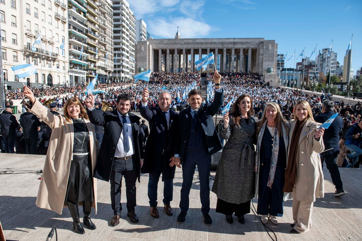 UCRNacional's tweet photo. Nuestro presidente, @leonelchiarella, participó hoy del Acto por el Día de la Bandera en Rosario junto al gobernador @maxipullaro 🇦🇷 https://t.co/a3nYQhCWmM
