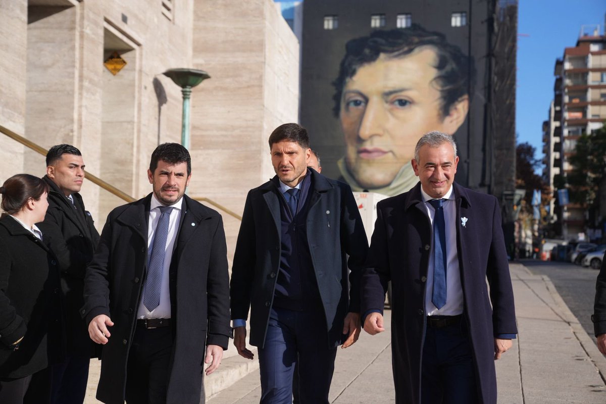 UCRNacional's tweet photo. Nuestro presidente, @leonelchiarella, participó hoy del Acto por el Día de la Bandera en Rosario junto al gobernador @maxipullaro 🇦🇷 https://t.co/a3nYQhCWmM